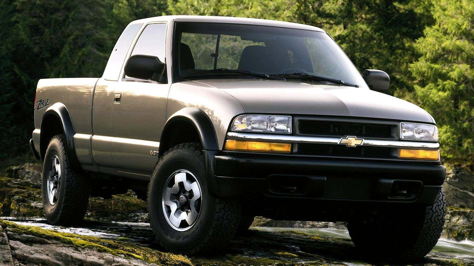 Front-3/4 view of the Chevy S-10 ZR2 pickup